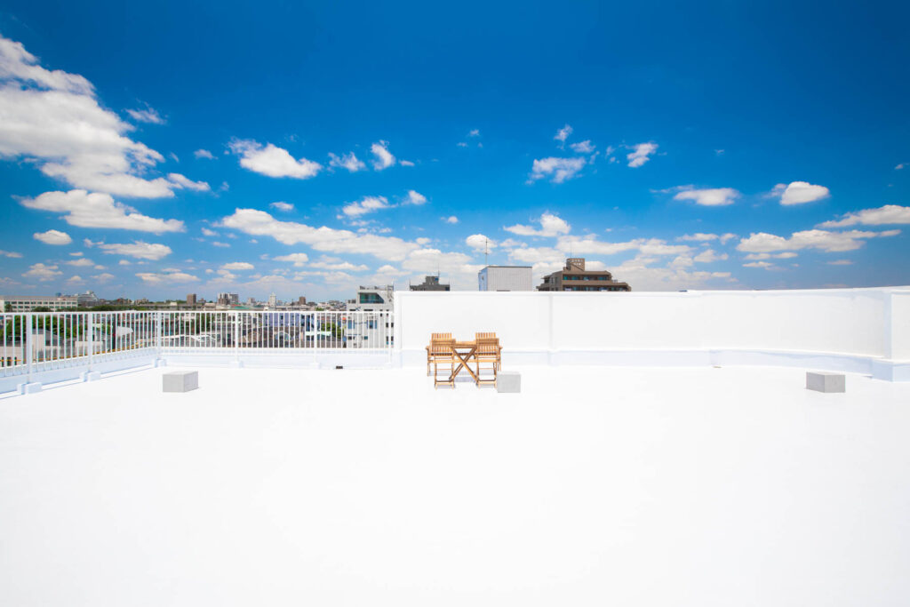 広くて見晴らしのいい屋上の写真