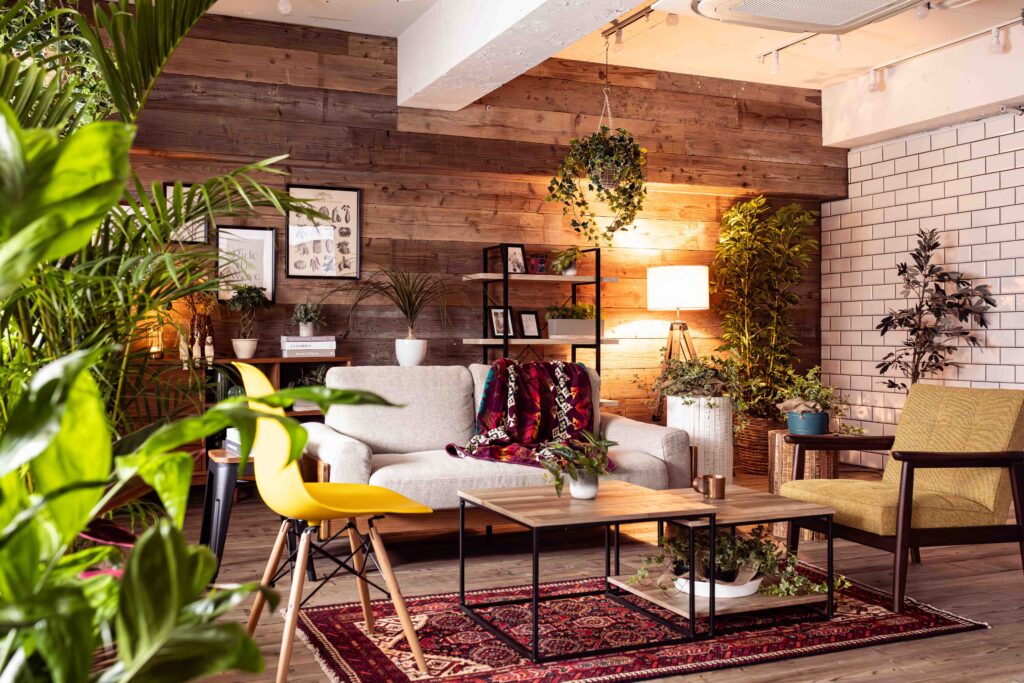 ウッド調の空間にソファ・テーブルセット・グリーンが並んでいる写真