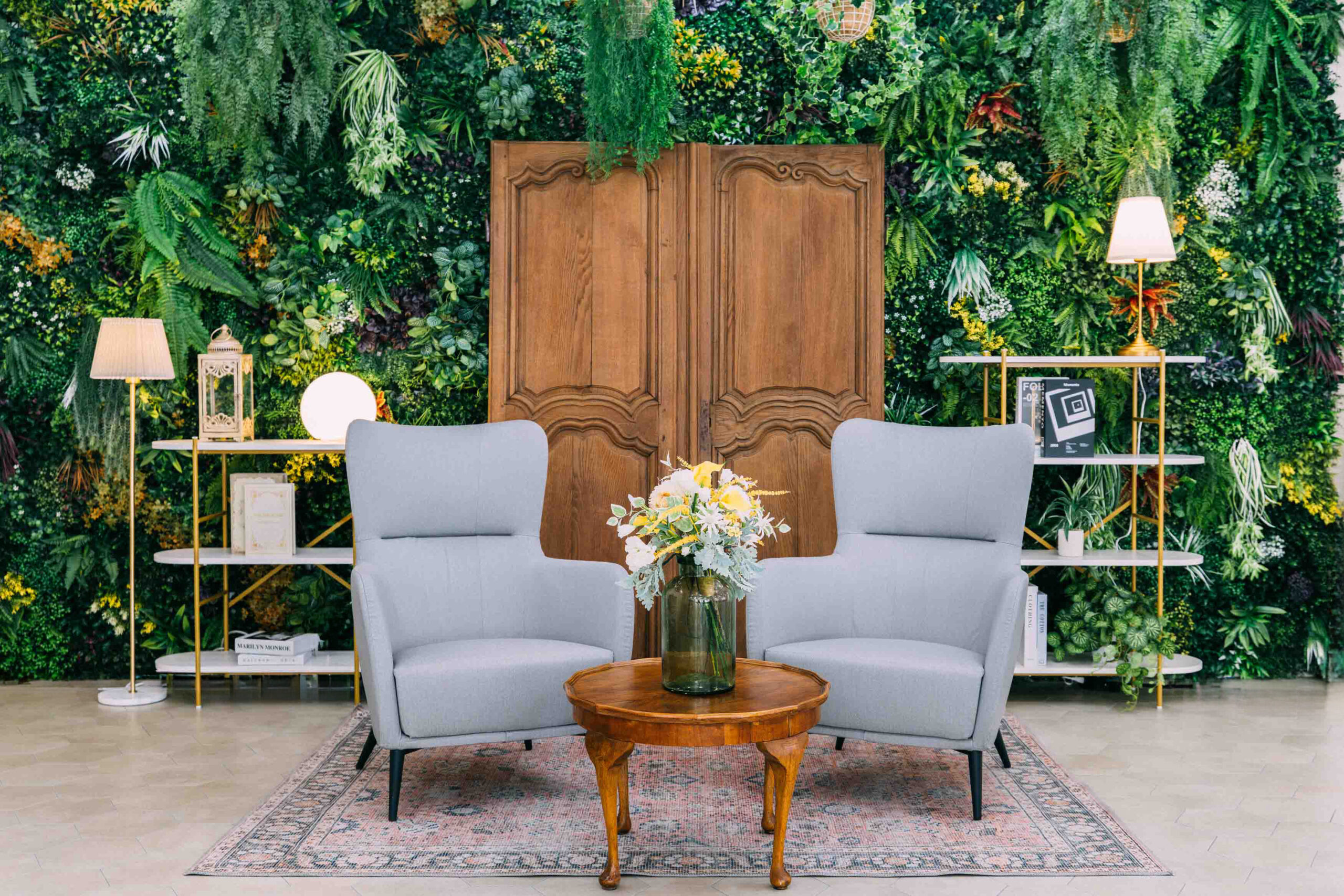 グリーン壁を背景に使った対談シーン