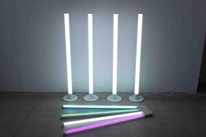 タワータイプとスティックタイプのLED照明が光っている写真