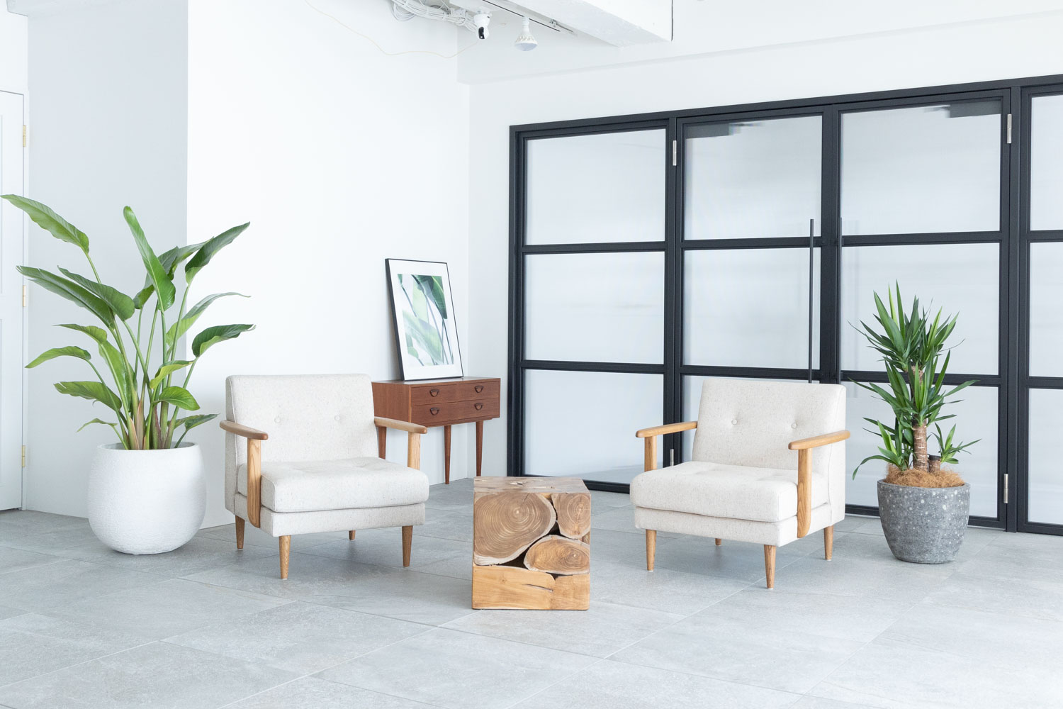 黒い窓の前にソファが2脚ならんでいる写真