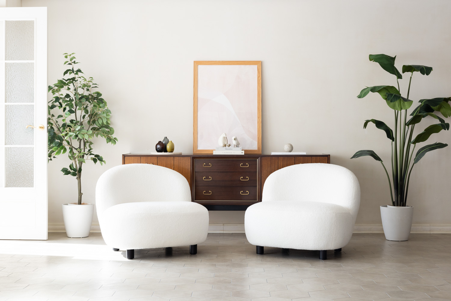 白壁と白いチェアを使ったシンプルなシーン