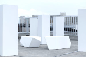 外で撮影した展示台の写真