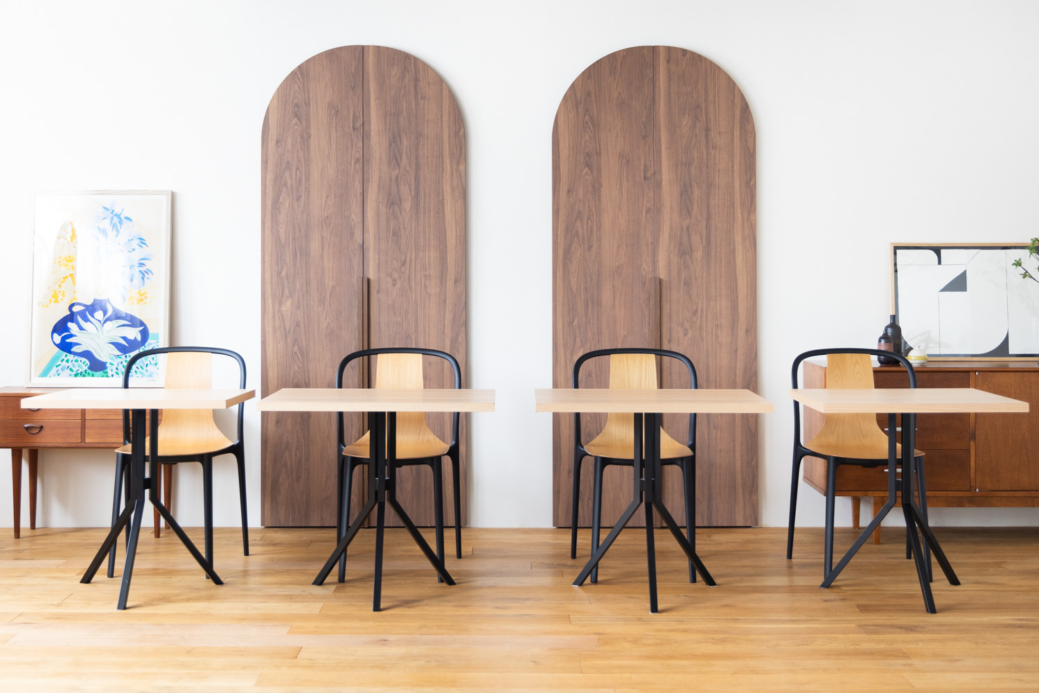 アーチドアの前に椅子と机のセット