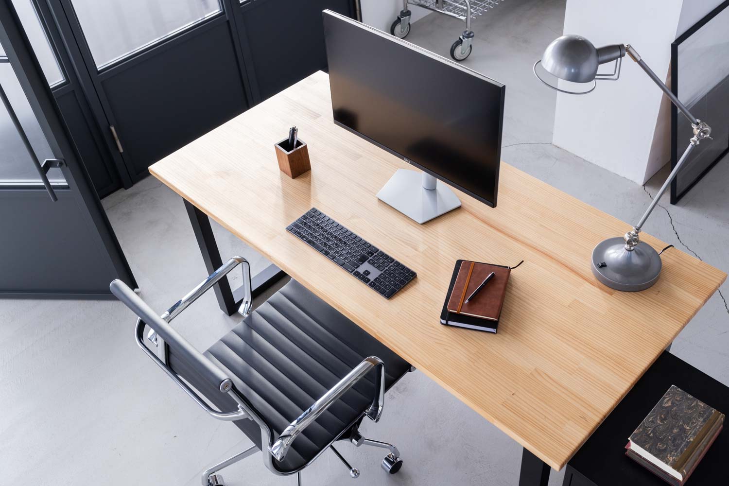 オフィスデスクを上からみたシーン