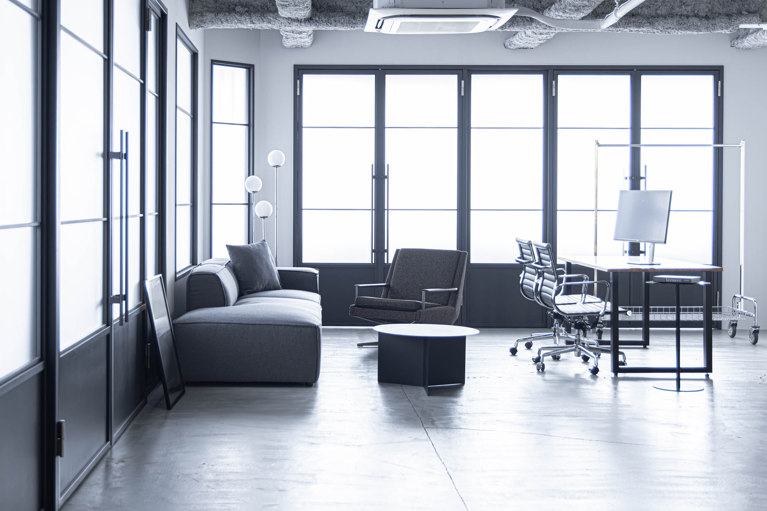 黒いソファやオフィスシーンの写真