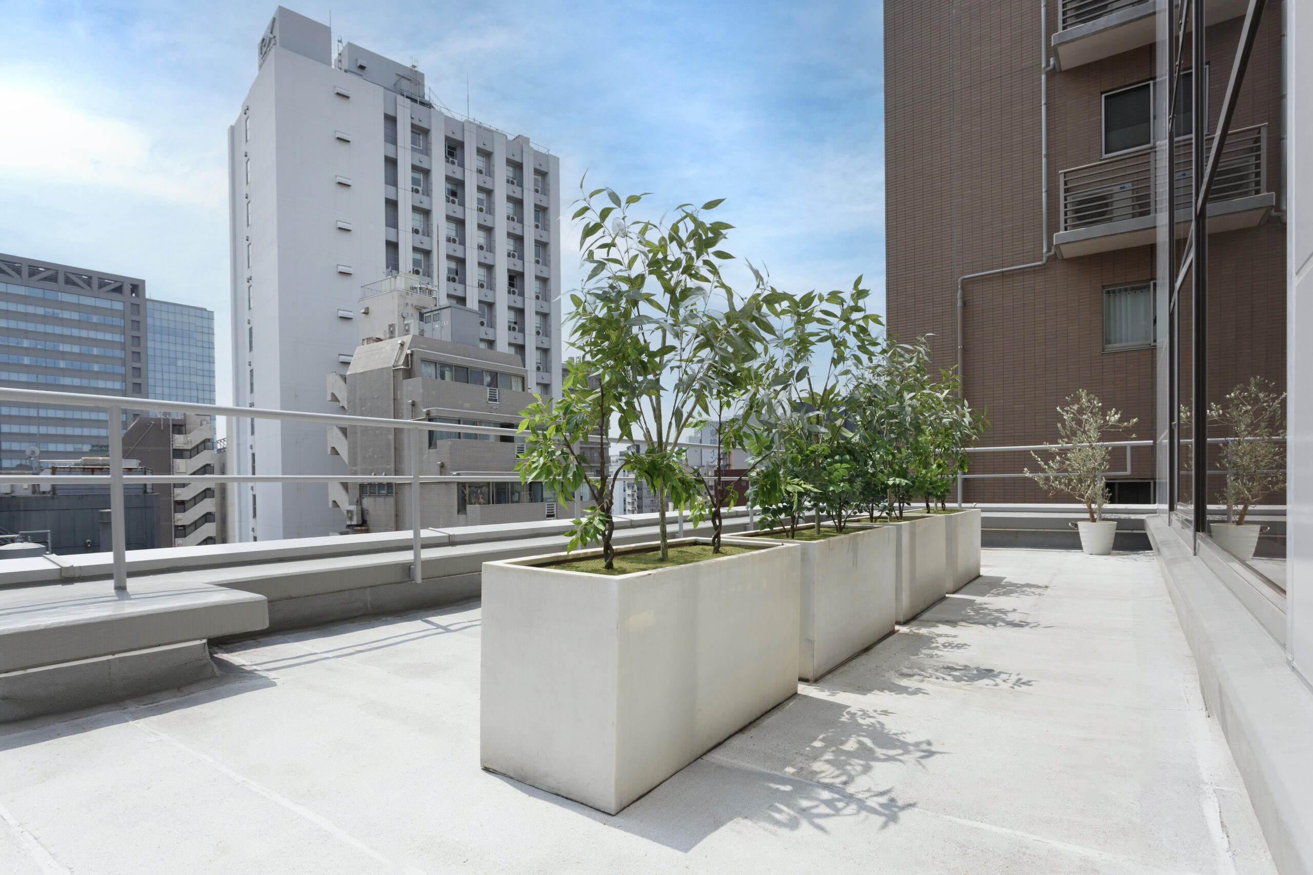 大きな窓を介して屋内スタジオと直結の屋外バルコニー。広さは64㎡。