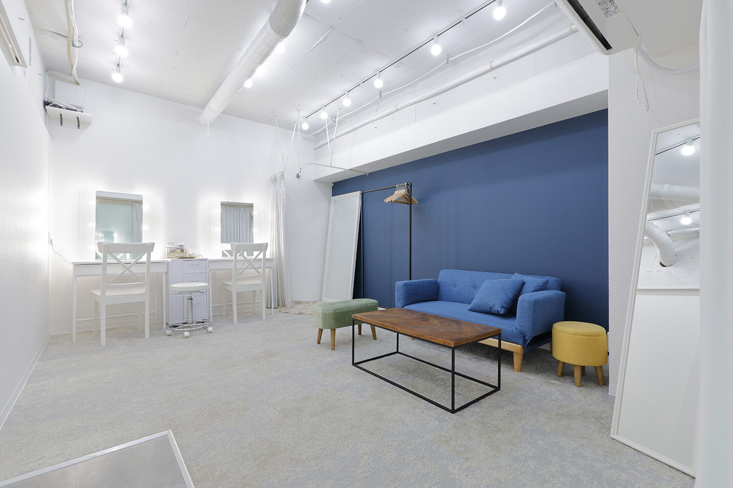 ブルーのアクセントクロスを施したメイクルーム兼フリールーム