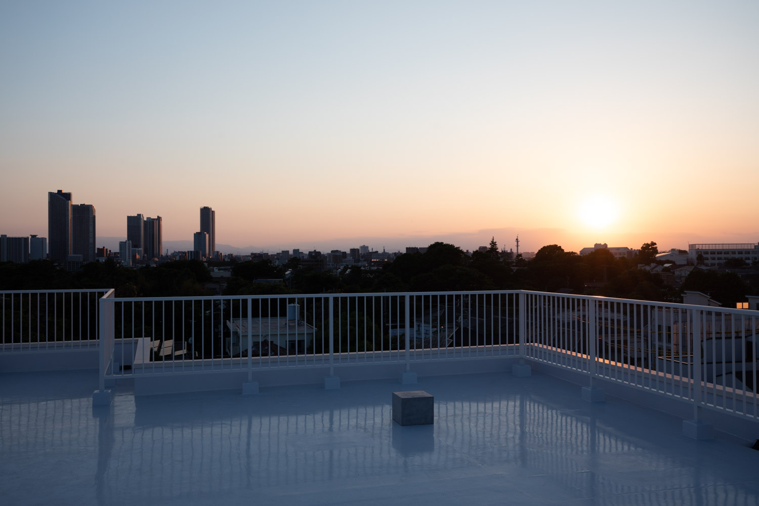 屋上から見える夕日の写真
