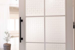 ガラス模様が印象的な、白いアンティークドアの写真