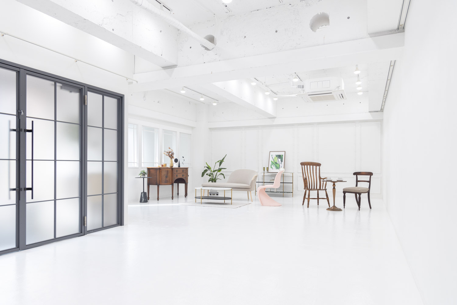 白基調の明るい空間に、インテリア家具が配置された写真