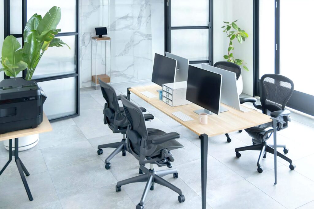 椅子とモニターがおいてあるオフィス写真