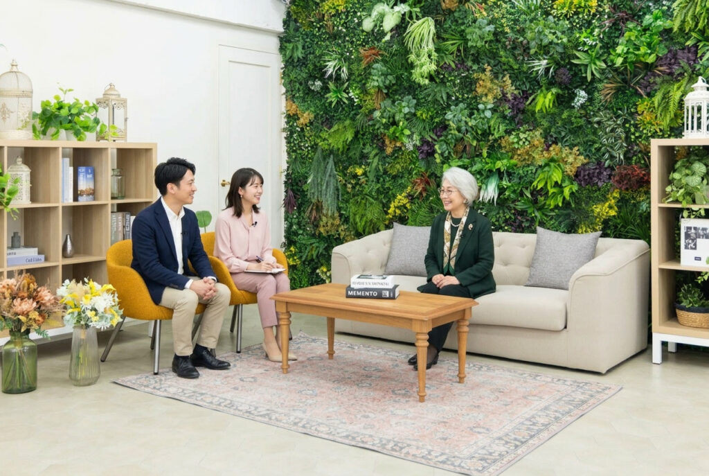 アーリーバード番組撮影シーン。30代男女2名と60代女性1名。