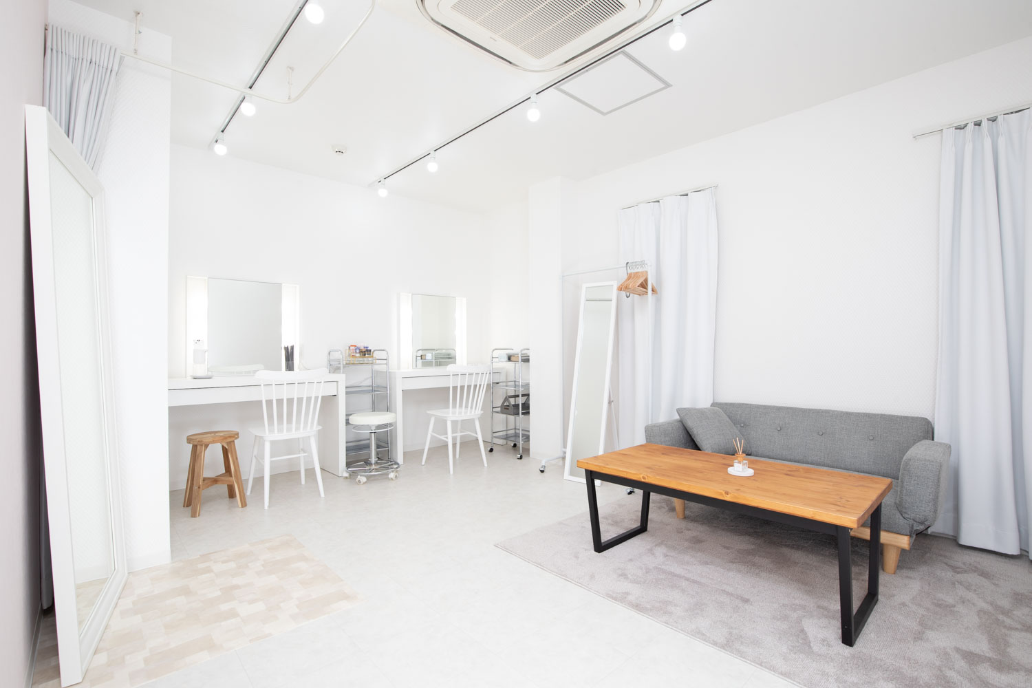 ソファやテーブル、フィッティングスペースが付いたメイクルーム兼控室