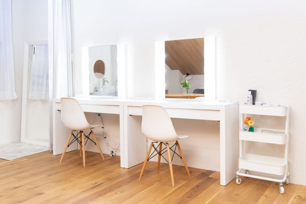 フィッティングスペース完備のメイクスペース