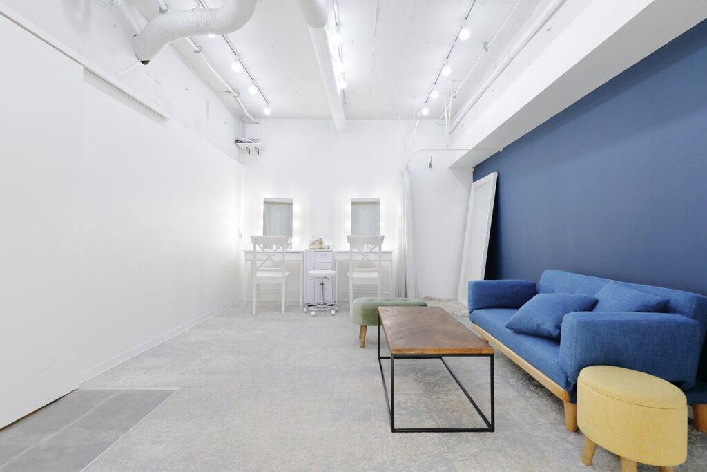 ブルーのアクセントクロスを施したメイクルーム兼フリールーム