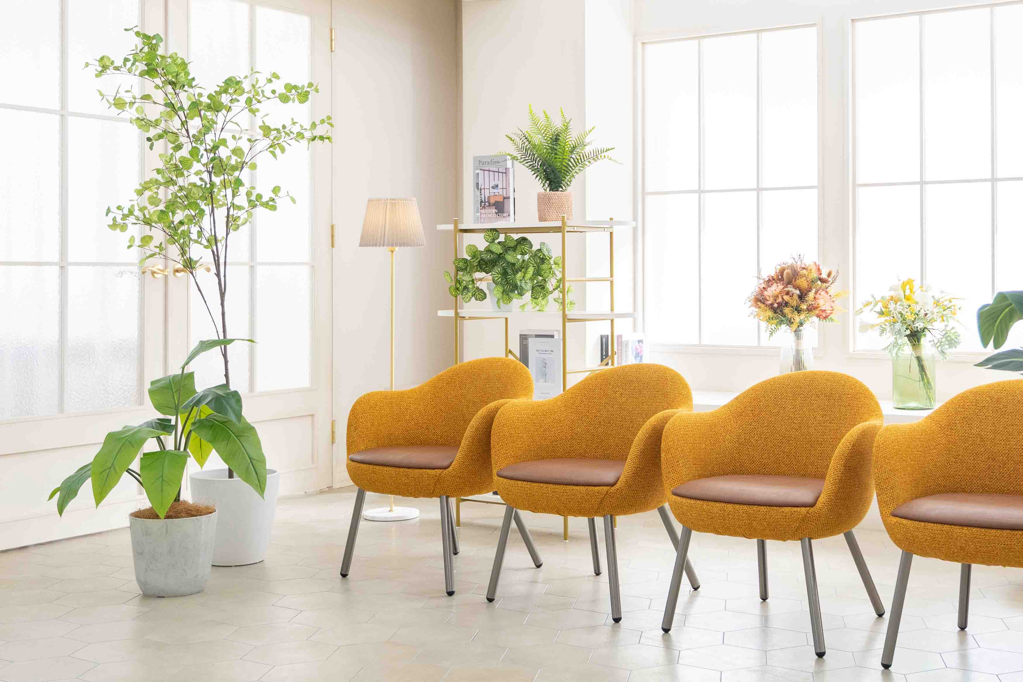 黄色い椅子が4脚並んでいる