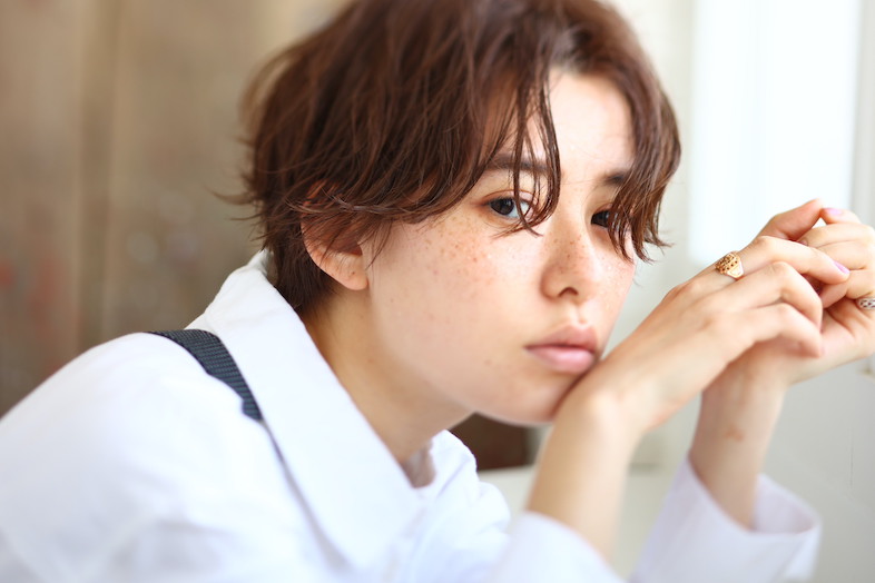 ポーズをとる女性