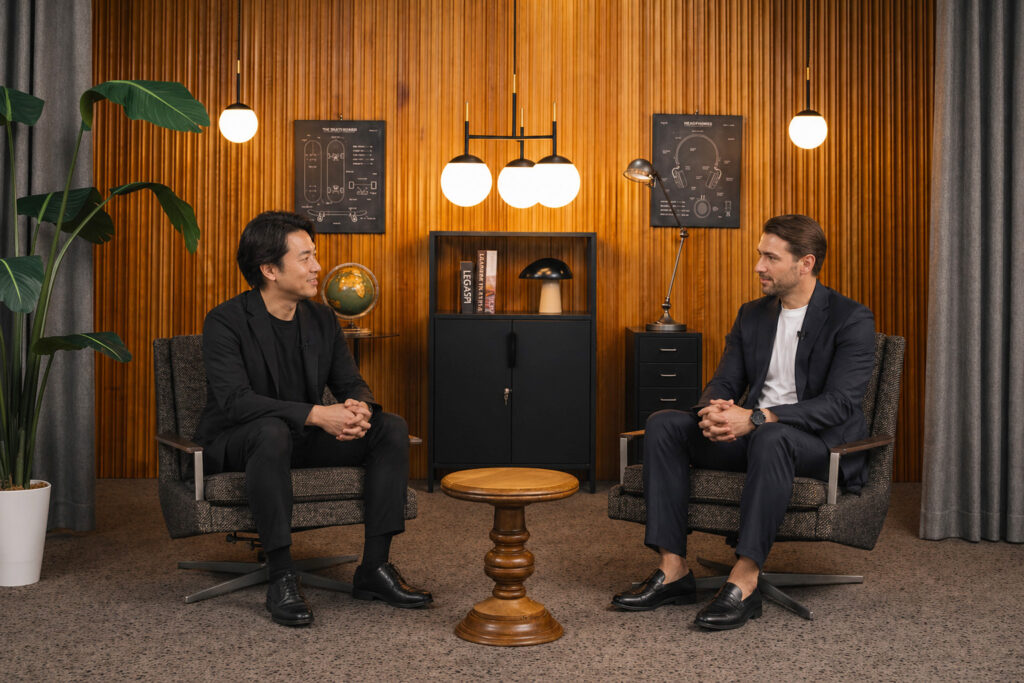 木製パネル前でBIGBEAR2stで男性2名が対談写真。