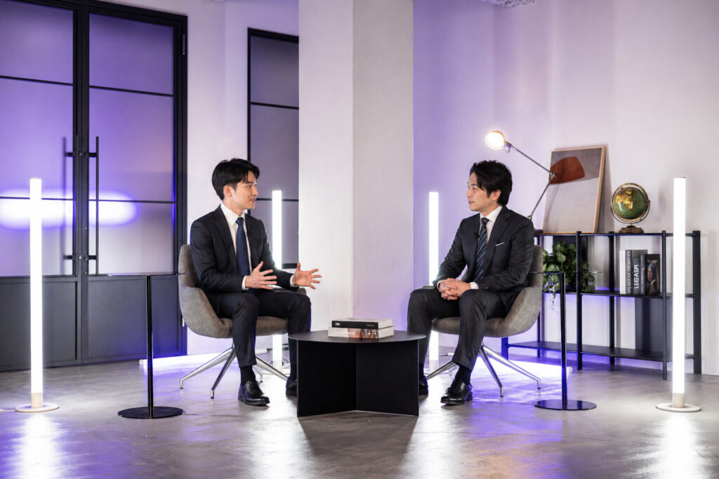 BIGBEAR2stで男性2名が対談写真。照明あり