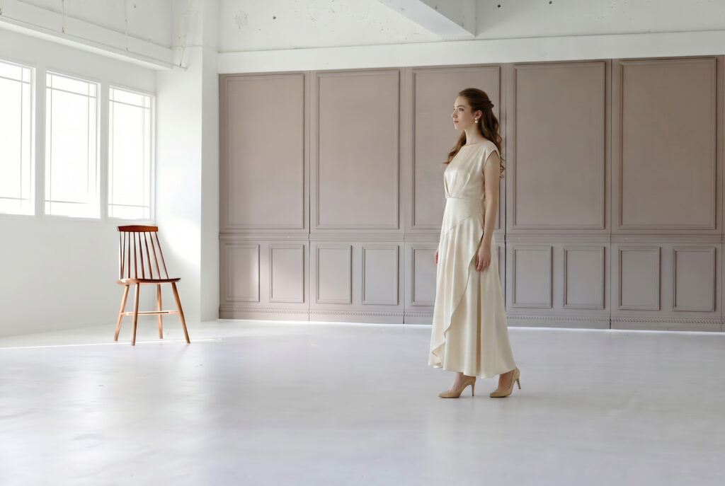 ドレスを来たモデルさんがポーズを決めてたっている。FOXTAILAst。