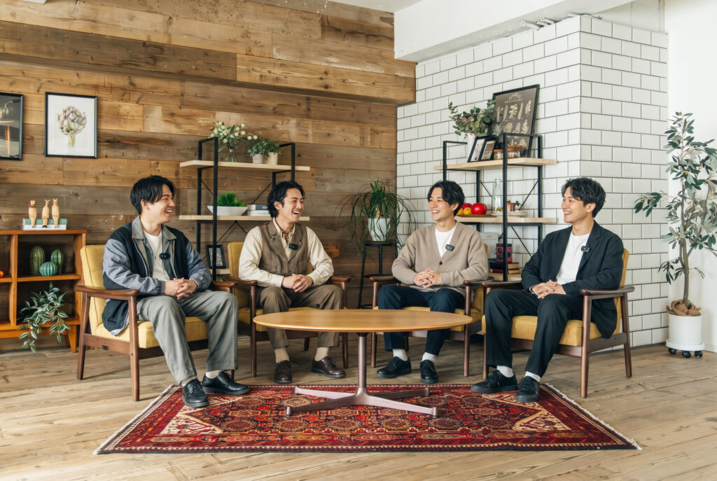 4人の若者が対談している写真