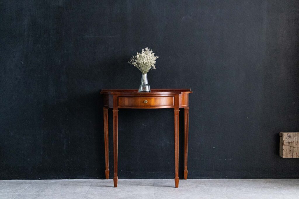 黒い壁の前にコンソールテーブルがおいてある写真