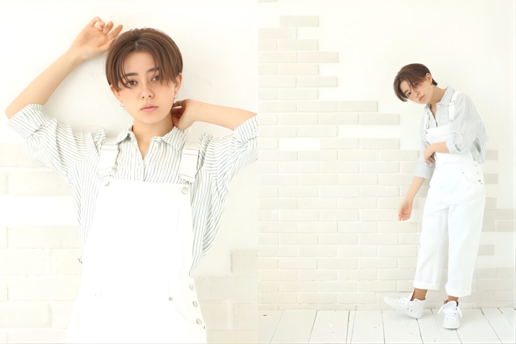 白壁前でポーズをとる女性