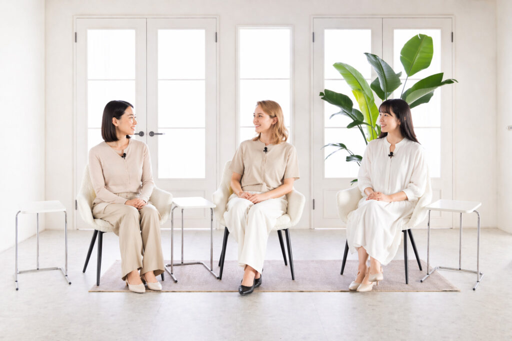 女性が3名対談している。スタジオビッグベア1stの写真