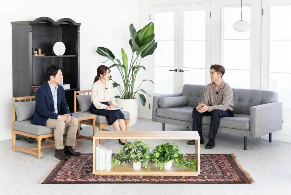 司会者2名、俳優1名のインタビューシーン。