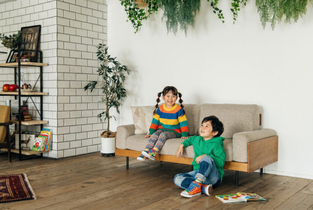 ソファーにもたれかかるキッズの男女