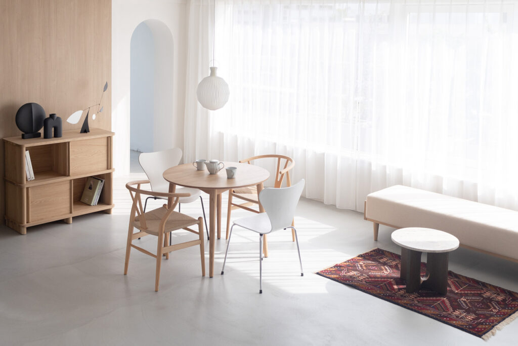 北欧調の家具と自然光が美しい写真。スタジオパインナッツ。