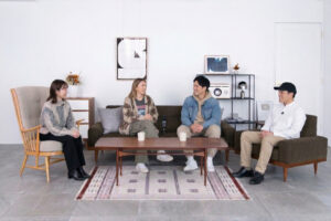 東京の撮影スタジオ。4名がyoutube用の動画を撮影している写真