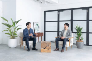 東京の撮影スタジオ。男性二人が対談している写真