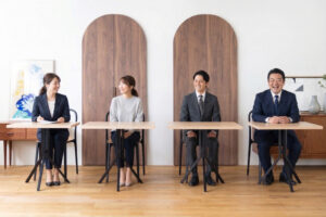 東京の撮影スタジオ。司会者が企業インタビューしている写真。