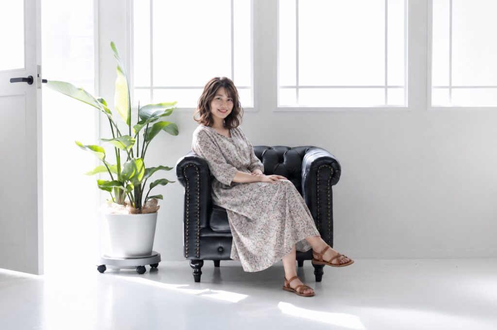 女性が黒い椅子に座っている写真