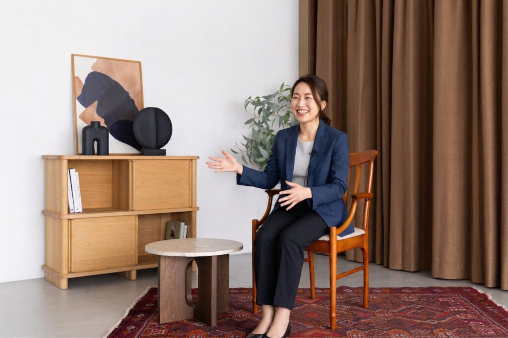 インタビューを受ける女性の写真